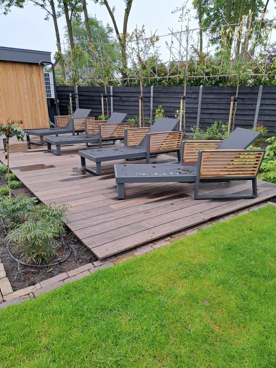 Rustgevende Tuin met Luxe Zwembad