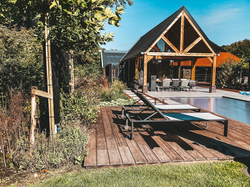 Landelijke wellness tuin met poolhouse