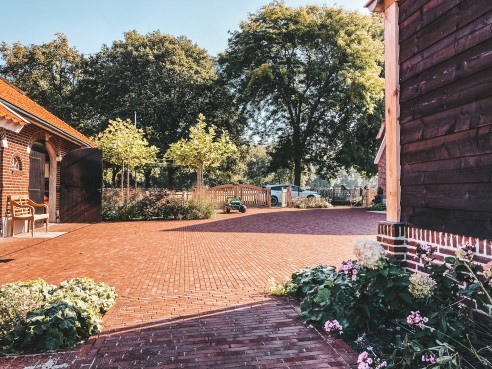 Landelijke wellness tuin met poolhouse