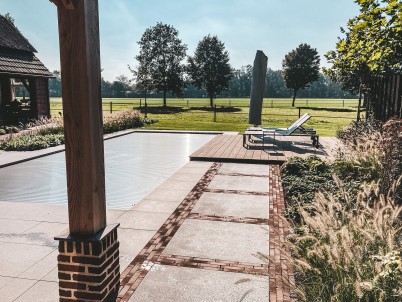 Landelijke wellness tuin met poolhouse