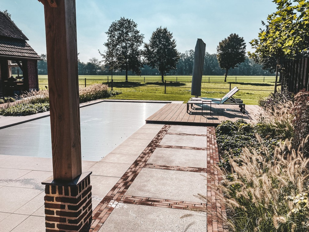 Landelijke wellness tuin met poolhouse