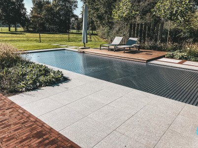 Landelijke wellness tuin met poolhouse