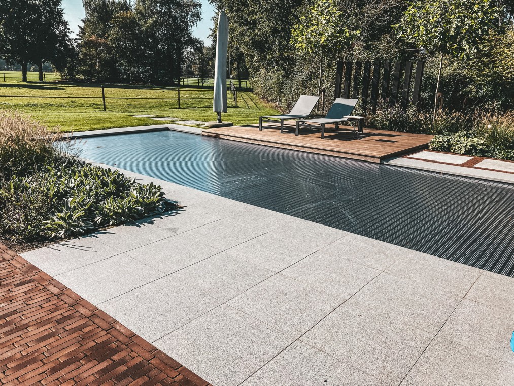 Landelijke wellness tuin met poolhouse