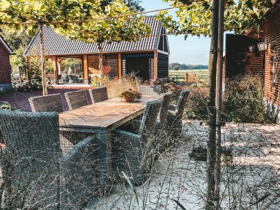 Landelijke wellness tuin met poolhouse