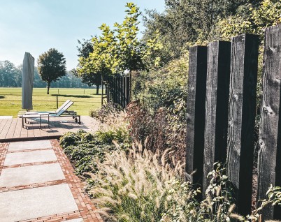Landelijke wellness tuin met poolhouse