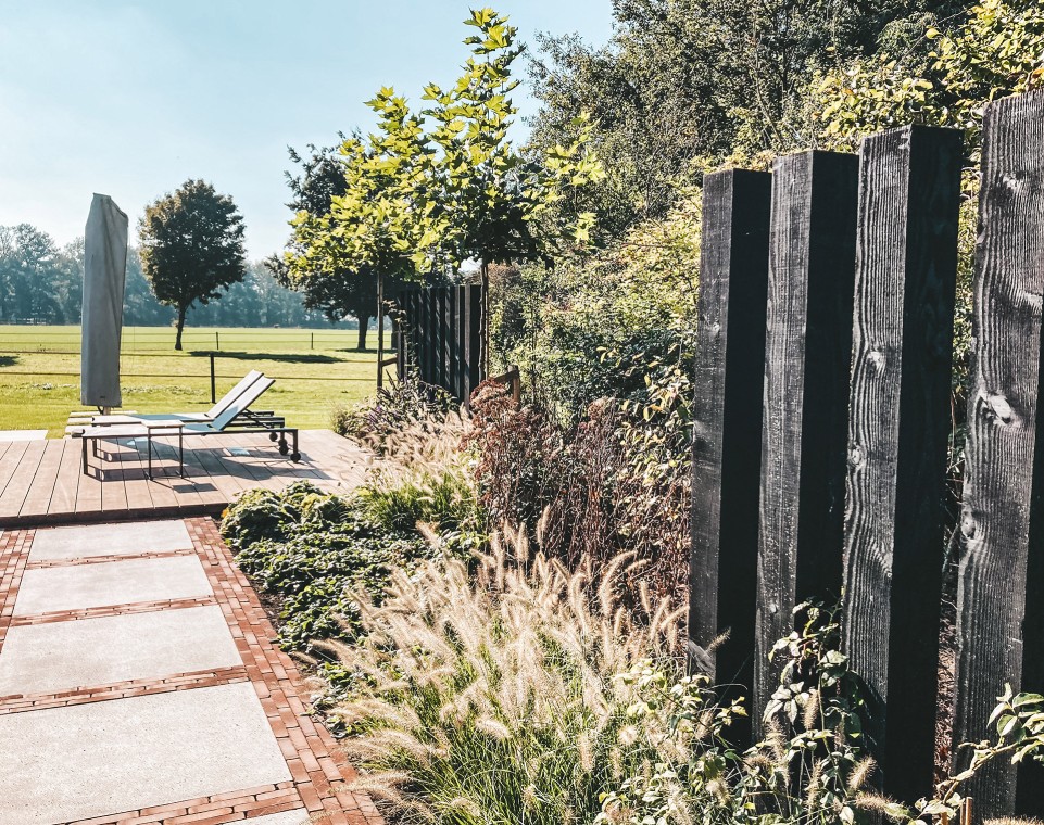 Landelijke wellness tuin met poolhouse