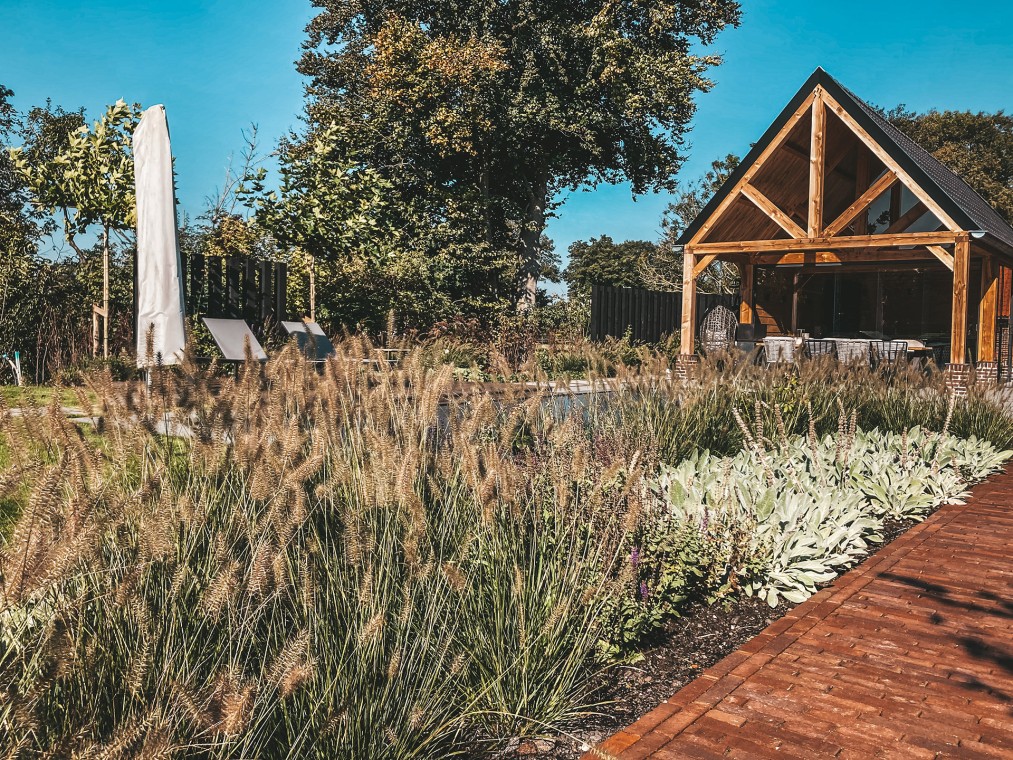 Landelijke wellness tuin met poolhouse