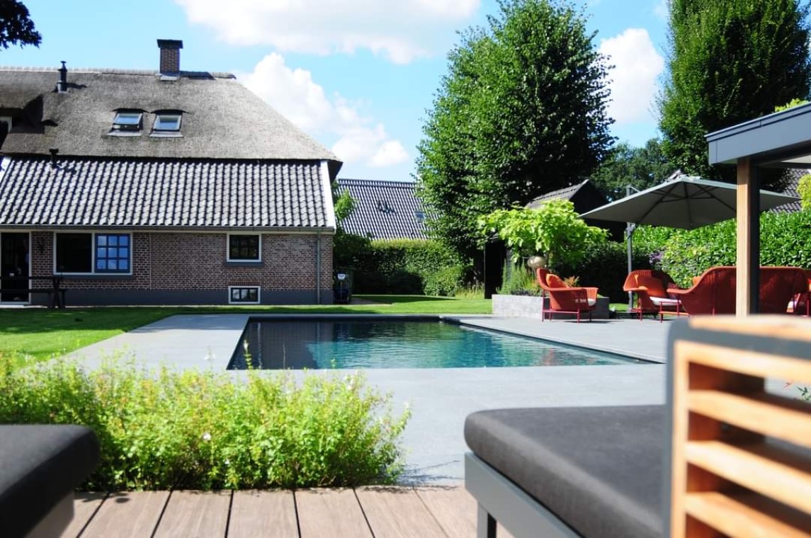 Rustgevende Tuin met Luxe Zwembad