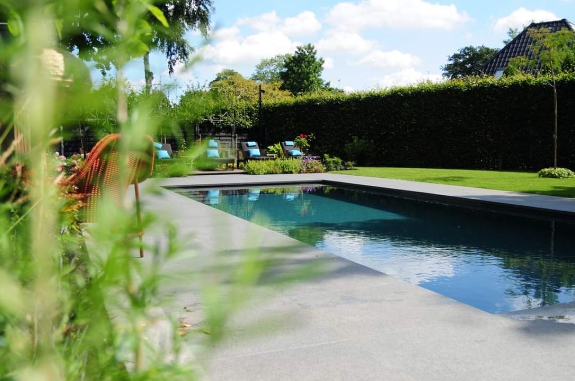Rustgevende Tuin met Luxe Zwembad